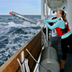 La bióloga marina Jessica Crance lanza una sonoboya al océano para monitorizar a estas ballenas.
Foto: NOAA Fisheries